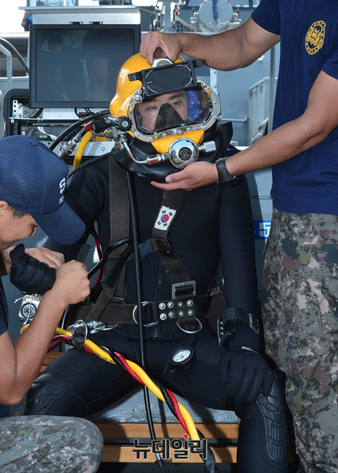 ▲ 입수 전 SSDS 장비를 착용하고 점검하고 있다. ⓒ 뉴데일리 정상윤