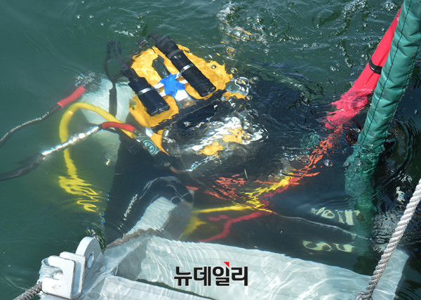 ▲ SSDS 장비 착용하고 입수하는 SSU 대원.ⓒ 뉴데일리 정상윤