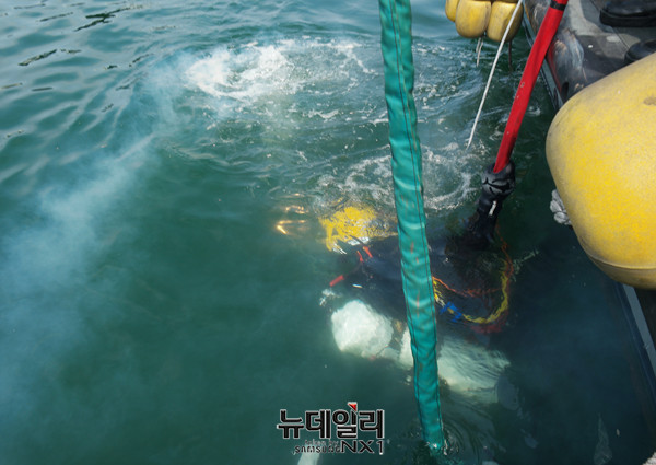 ▲ 준비된 수중절단기를 들고 심해로 이동하는 SSU대원.  ⓒ 뉴데일리 정상윤