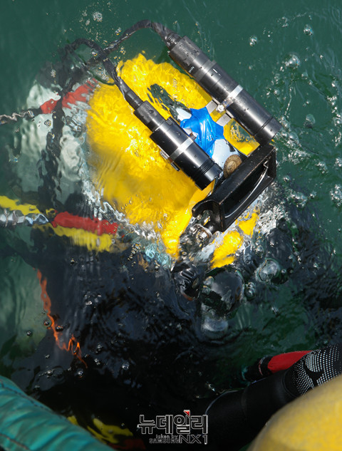 ▲ 준비된 수중절단기를 들고 심해로 이동하는 SSU대원.  ⓒ 뉴데일리 정상윤