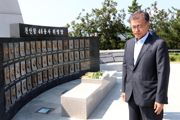 ▲ 12일 백령도 '천안함 46용사 위령탑' 앞에서 생각에 잠긴 문재인 전 대표.@문 전 대표 측 제공