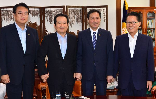 ▲ 새누리당 정진석·더민주 우상호·국민의당 박지원 원내대표는 12일 정세균 국회의장 주재로 만나 추가경정예산안 등을 오는 22일 국회본회의에서 처리키로 합의했다. ⓒ뉴시스 사진 DB