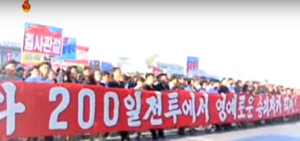 ▲ 영국의 '베리스크 메이플크로프트'社는 '현대 노예제도 지수' 보고서를 발표하고 북한을 최악의 노예노동 국가로 지목했다. 사진은 북한의 '조선중앙tv'가 제작한 영상 일부로 속도전인 '200일 전투'를 선전하고 있는 내용.ⓒ北선전매체 중계영상 캡쳐