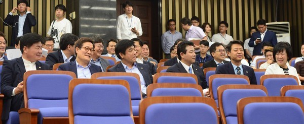 ▲ 사드 배치와 관련해 중국을 다녀온 더불어민주당 초선 의원들이 11일 서울 여의도 국회에서 열린 의원총회에 참석해 대화를 나누고 있다. 왼쪽부터 소병훈, 신동근, 김병욱, 박정, 김영호, 손혜원 의원. ⓒ뉴시스