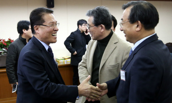 ▲ 현 여권의 불모지인 전남·전북에서 각각 당선된 이정현 대표와 정운천 의원이 반갑게 악수를 나누고 있다. ⓒ뉴시스 사진DB