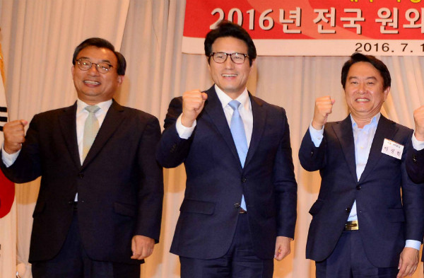 ▲ 지난달 11일 서울 여의도 중소기업중앙회관에서 열린 새누리당 원외당협위원장협의회 전체회의에서 이정현 대표와 이성헌 위원장(사진 오른쪽)이 함께 파이팅을 외치고 있다. ⓒ뉴시스 사진DB