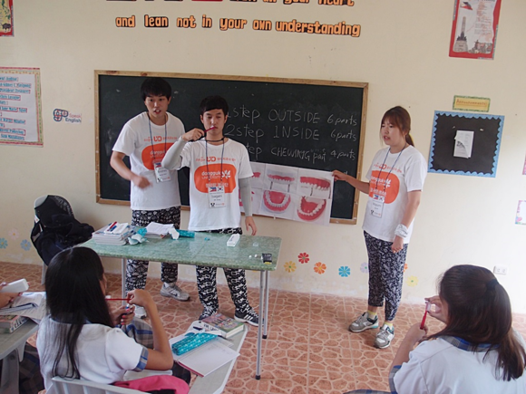 ▲ 동국대학교 참사람봉사단이 유디치과에서 후원한 구강용품을 이용해 위생교육을 실시하고 있다