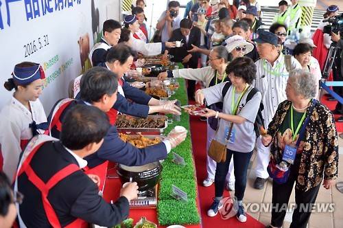 ▲ 지난 5월31일, 농협 제주지역본부 관계자들이 제주항 국제여객선터미널에서 크루즈 여객선 코스타 아틀란티카호를 타고 입항한 2천500여 중국 관광객들에게 제주산 청정 축산물 요리를 제공하고 있다. ⓒ 사진 연합뉴스