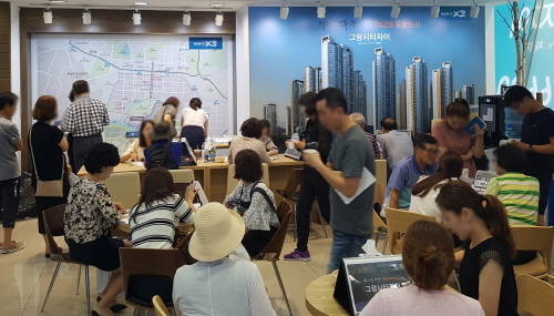 ▲ 연이은 폭염에도 불구하고 그랑시티자이 분양홍보관에 300여 방문객이 몰려들었다. ⓒ GS건설