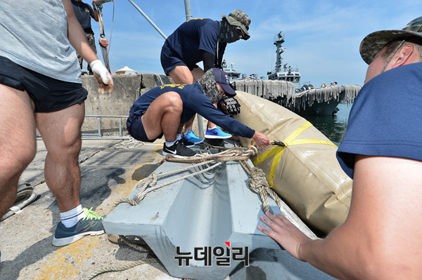 ▲ 중량물을 크레인으로 들어올리는 SSU ⓒ 뉴데일리 정상윤