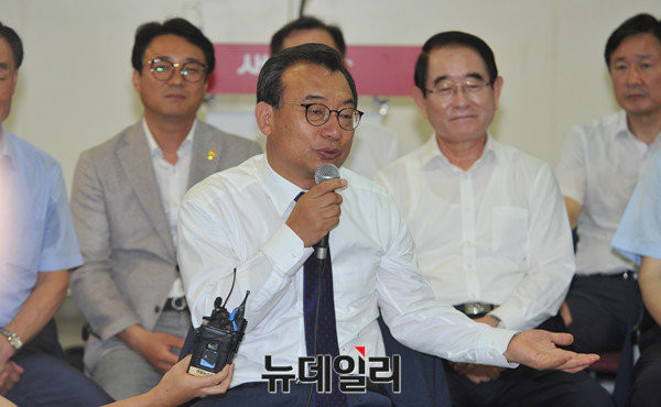 ▲ 새누리당 이정현 대표가 12일 사무처 당직자들과 만나 이야기를 나누고 있다. ⓒ뉴데일리 이종현 기자