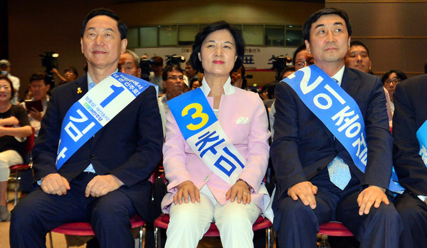 ▲ 13일 오후 광주 서구 김대중컨벤션센터 4층 컨벤션홀에서 열린 더불어민주당 광주시당 정기대의원대회 및 당대표·최고위원후보 합동연설회, 김상곤, 이종걸, 추미애 후보가 나란히 앉아 있다. ⓒ뉴시스 사진 DB