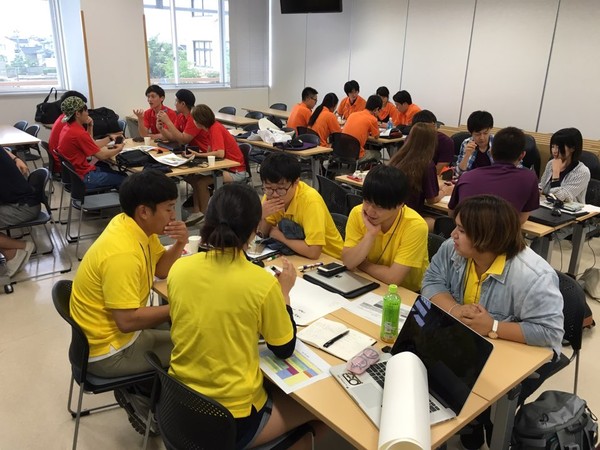 ▲ 글로벌 창업 캠프에서 한·일 학생들이 창업 아이디어 회의를 하고 있다.ⓒ대구대 제공