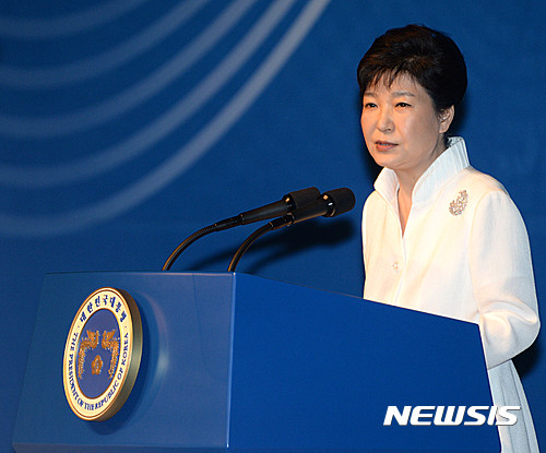 ▲ 박근혜 대통령이 15일 오전 서울 세종문화회관에서 열린 제71주년 광복절 경축식에서 경축사를 하고 있다. ⓒ뉴시스