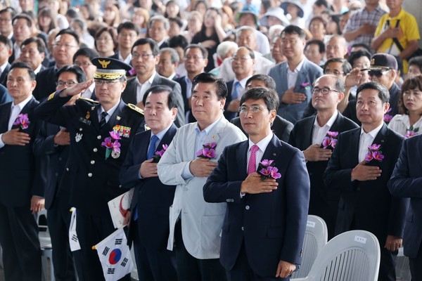 ▲ 안희정 충남도지사 등이 15일 독림기념관에서 열린 제71주년 광복절 경축식에서 국기에 대한 경례를 하고 있다.ⓒ충남도