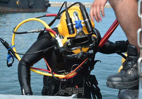 ▲ 수중작업을 마친 SSU요원이 물위로 올라오고 있다. 사진의 SSU 장비는 표면공급잠수(SSDS)장비다.ⓒ뉴데일리 정상윤 사진기자