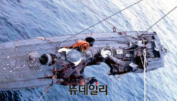 1998년 12월 17일 여수 근해에서 격침된  북한 반잠수정을 수심 147m에서 포화잠수로 인양모습. 이기록은 기네스북 등재됐다.ⓒ해군
