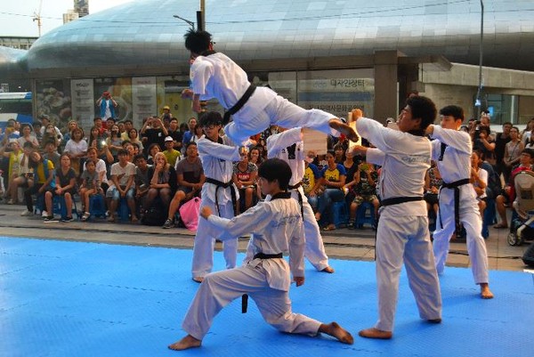 ▲ ‘2016청주세계무예마스터십’의 게릴라 무예시연 모습.ⓒ충북도