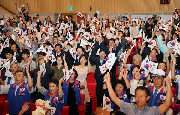 ▲ 대전시민들이 15일 제71주년 광복절 경축일을 맞아 만세삼창을 외치고 있다.ⓒ대전시