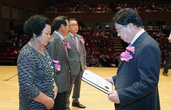 ▲ 권선택 대전시장이 15일 제71주년 광복절 경축일을 맞아 나라사랑운동 유공 시민에게 상을 주고 있다.ⓒ대전시