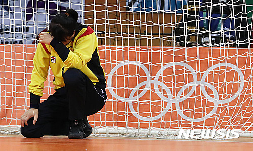 ▲ 대한민국 여자 핸드볼 대표팀 주장, 골키퍼 오영란(44)이 예선 탈락이 결정된 프랑스와의 경기가 종료된 후 경기장에서 고개를 숙이고 있다.ⓒ뉴시스