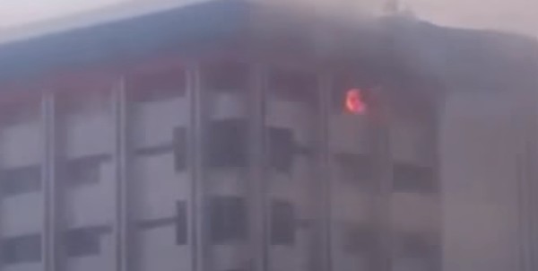 ▲ 14일(현지시간) 인도네시아 수도 자카르타 시내에 위치한 한 아파트에서 화재가 발생해, 거주하고 있던 한국인 10명이 연기를 마셔 인근 병원으로 후송됐다. 사진은 기사의 이해를 돕기위한 것으로 2015년 10월 15일 자카르타 시내에 위치한 사리나 플라자 건물 화재 중계영상 일부.ⓒ자카르타 글로브 중계영상 캡쳐