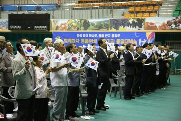 ▲ 영동군민들이 15일 영동체육관에서 열린 제71주년 광복절 기념식에서 태극기를 흔들고 있다.ⓒ영동군