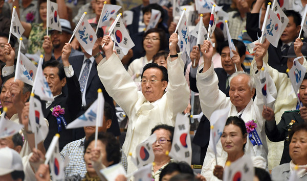 ▲ 김관용 경북도지사가 15일 광복절 행사에서 만세삼창을 하고 있다.ⓒ경북도 제공