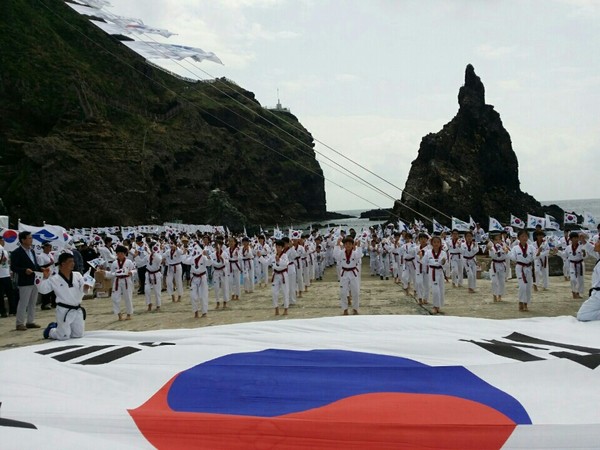 ▲ 15일 광복절 오전 독도 접안장에서 어린이 태권도시범단과 국기원선수단의 공연과 함께 독도깃발과 태극기를 활용한 퍼포먼스가 열렸다.ⓒ경북도 제공