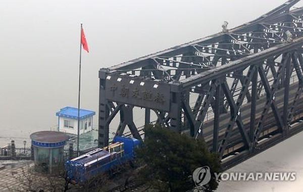 ▲ 中단둥에서 압록강 철교를 통해 북한으로 들어가는 중국 트럭. ⓒ연합뉴스. 무단전재 및 재배포 금지.