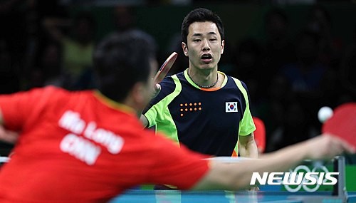 ▲ 남자 단체전에 출전한 대한민국 대표팀이 중국에 패하면서 결승전 진출에 실패했다. 사진은 대표팀의 맏형 주세혁의 경기 장면이다. 이날 컨디션 난조를 보인 주세혁은 중국의 마룽에게 패했다.ⓒ뉴시스