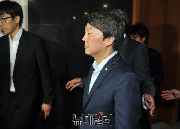 ▲ 국민의당 안철수 전 공동대표가 지난 6월 대표직 사퇴를 선언한 뒤 국회에서 이동하고 있다. ⓒ뉴데일리 이종현 기자