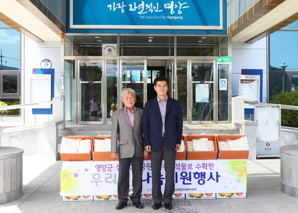 ▲ 영양군(군수 권영택)은 16일 경관작물로 재배한 밀 1,200㎏을 영양군 자원봉사센터에 전달했다. 오른쪽은 권영택 영양군수.ⓒ영양군 제공