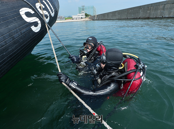 ▲ 지난 11일 1구조작전대 대원들이 중량물 인양을 위해 고속단정으로 이동하고 있다.ⓒ뉴데일리 정상윤 사진기자