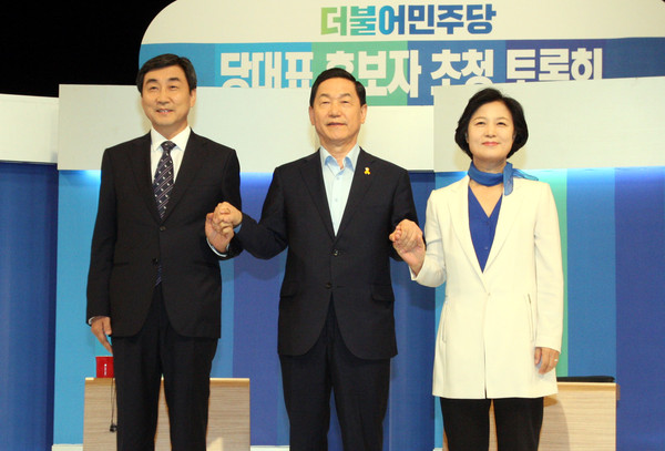 ▲ 이종걸(왼쪽부터)·김상곤·추미애 더불어민주당 당 대표 후보가 16일 오전 광주MBC 공개홀에서 초청 토론회에서 포즈를 취하고 있다.ⓒ뉴시스