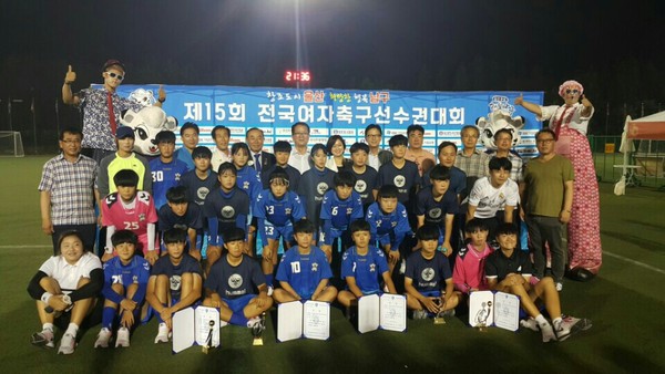 ▲ 충주예성여고 축구부가 제15회 전국여자축구선수권대회 준우승을 차지하고 학교관계자, 충주시 축구협회 임원들과 기념촬영을 했다.ⓒ충주시축구협회