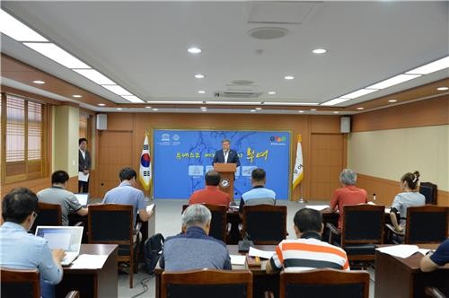 ▲ 충남 이용우 부여군수가 16일 기자회견을 하고 있다.ⓒ부여군