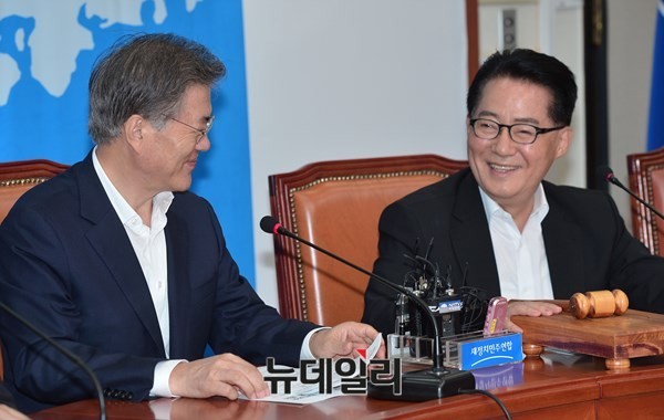 ▲ 더불어민주당 문재인 전 대표(왼쪽)와 국민의당 박지원 비대위원장.ⓒ뉴데일리DB