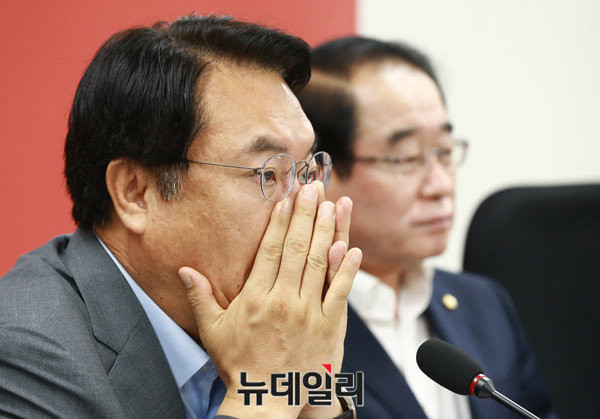 ▲ 새누리당 정진석 원내대표가 16일 원내대책회의에서 중국의 대북 원조를 문제삼으며 책임있는 자세를 촉구한 뒤 무언가 생각에 잠겨 있다. ⓒ뉴데일리 이종현 기자