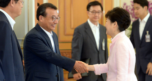 ▲ 새누리당 이정현 대표가 11일 청와대 초청 오찬에서 박근혜 대통령과 만나 악수를 하고 있다. ⓒ청와대 사진공동취재단