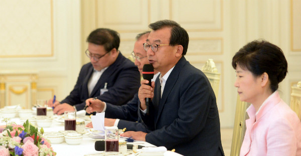 ▲ 새누리당 이정현 대표가 11일 청와대 초청 오찬에서 박근혜 대통령이 경청하는 가운데 공개 모두발언을 하고 있다. ⓒ청와대 사진공동취재단