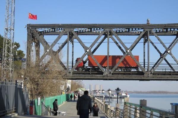 사진은 트럭이 북한에서 화물을 싣고 압록강대교를 건너 단둥 해관(세관) 쪽으로 들어서는 모습.