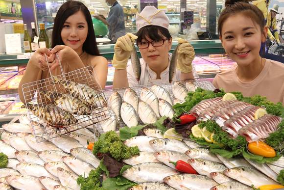 ▲ 말복인 16일 오전 서울 한강로 이마트 용산점에서 모델들이 횟감으로 일품인 여름 전어를 선보이고 있다. ⓒ이마트