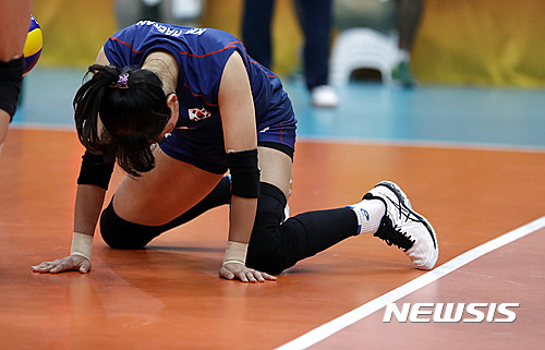 대한민국 여자 배구 대표팀의 김해란 선수가 네덜란드와의 8강전에서 패한 뒤 코트위에 무릎을 꿇고 아쉬운 마음을 달래고 있다.ⓒ뉴시스