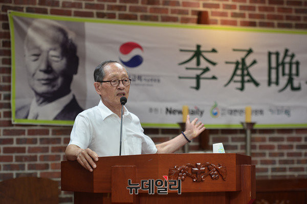 ▲ 건국이념보급회가 건국 68주년을 맞아 16일 제66회 이승만 포럼을 개최했다. 서울 정동제일 감리교회 아펜젤러홀에서 열린 이승만 포럼은 인보길 뉴데일리 대표가 ‘대통령의 민주화 혁명, 또 하나의 독립전쟁’이라는 주제로 강연을 진행했다. ⓒ뉴데일리 정상윤 기자
