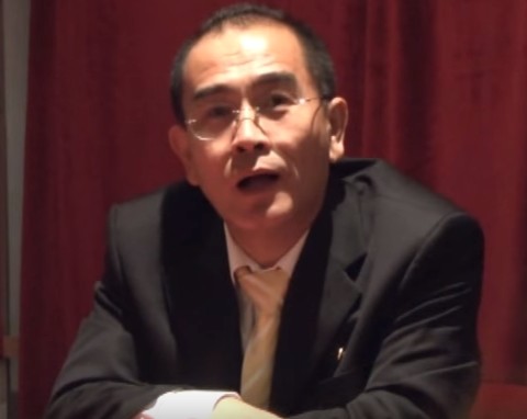 ▲ 가족과 함께 제3국 망명을 신청한 것으로 알려진 영국 주재 북한 외교관은 현지에서 선전을 담당하는 태용호(Thae Yong Ho)라고 英'BBC'방송이 16일(현지시간) 보도했다. 사진은 태용호가 한 토론회에서 '북한의 고립'에 대해 이야기 하고 있는 모습.ⓒ유튜브 영상 캡쳐