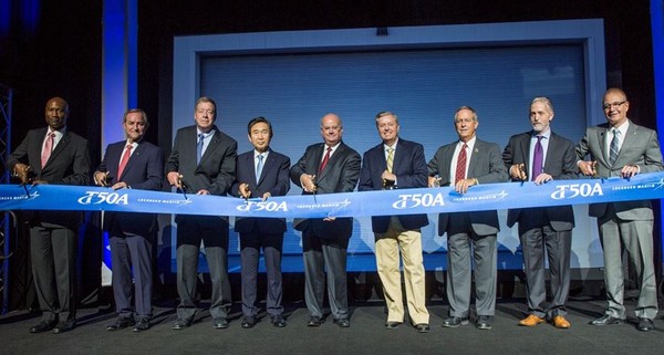 ▲ 한국항공우주산업(KAI) CEO 하성용, 록히드마틴 항공사 수석 부사장 올랜도 카발로 (Orlando Carvalho),  록히드마틴 그린빌 시설 감독 돈 에릭선(Don Erickson) 등을 포함한 T-50A 관계자들이 미 공군의 고등 비행훈련 시설의 공식 오픈 리본 커팅을 진행 중이다.ⓒ록히드마틴