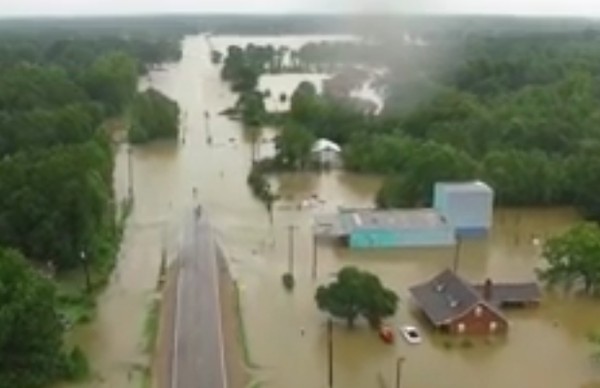 ▲ 미국 남부 루이지애나州를 강타한 기록적인 폭우로 최소 11명이 사망하고 가옥 4만 채가 침수 피해를 입었다. 사진은 폭우로 인한 이번 홍수로 가옥이 침수돼 있는 모습.ⓒ美'CNN'중계영상 캡쳐