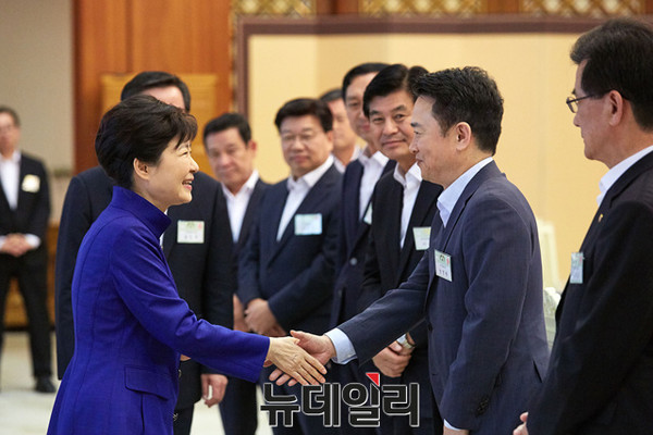 ▲ 박근혜 대통령이 17일 청와대에서 전국 시·도지사들을 초청해 인사를 나누고 있다. 오른쪽은 남경필 경기지사. ⓒ뉴데일리