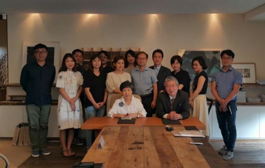 ▲ 충북 청주시문화산업진흥재단이 17일 ㈜디자인하우스와 업무협약을 맺었다.ⓒ청주시문화산업진흥재단